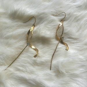 Pretty dangle fashion earrings